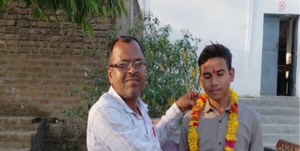 मिट्टी से उठकर चमके सपने: यूपी बोर्ड 2026 में बेटियों का दबदबा, झांसी के ऋषभ की कहानी ने जीता दिल