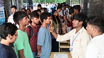 CET परीक्षा में जनेऊ उतरवाने पर मचा बवाल, कॉलेज के तीन कर्मचारी निलंबित और गिरफ्तार सरकार ने दिए जांच के आदेश