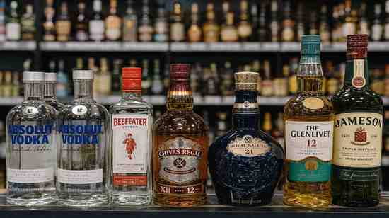 Delhi Liquor Crisis शराब के शौकीनों को बड़ा झटका! हाई कोर्ट के इस एक फैसले से दिल्ली में नहीं मिलेंगी Chivas Regal और Absolut जानें पूरा मामला